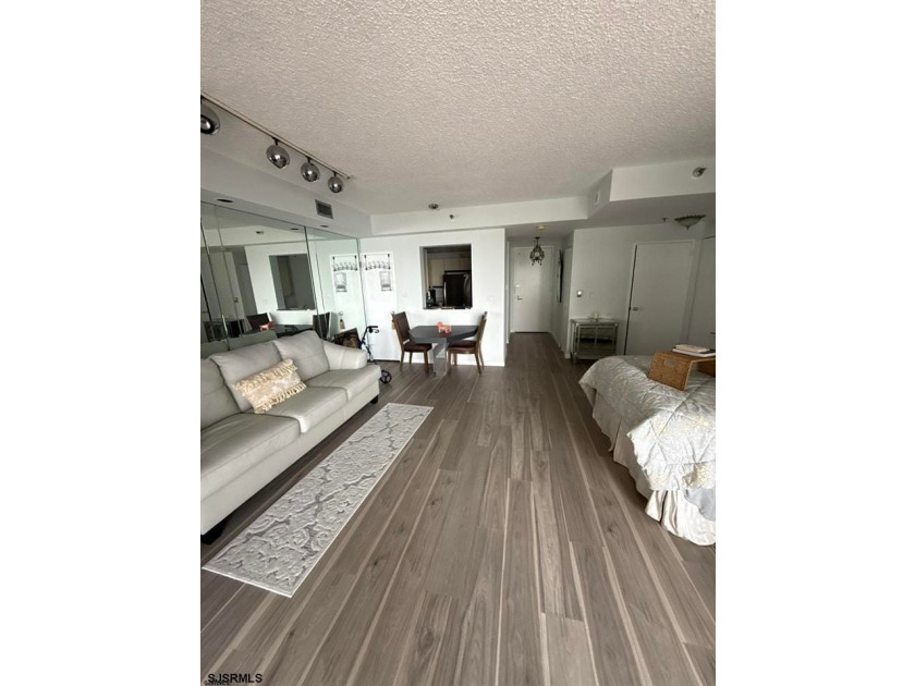 Welcome to easy coastal living in this spacious south-side - photo 2