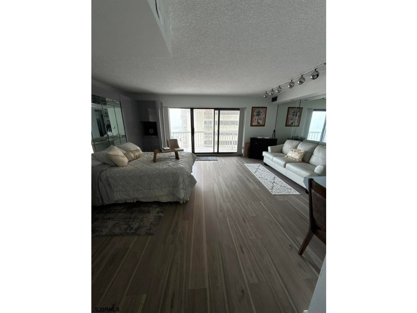Welcome to easy coastal living in this spacious south-side - photo 3
