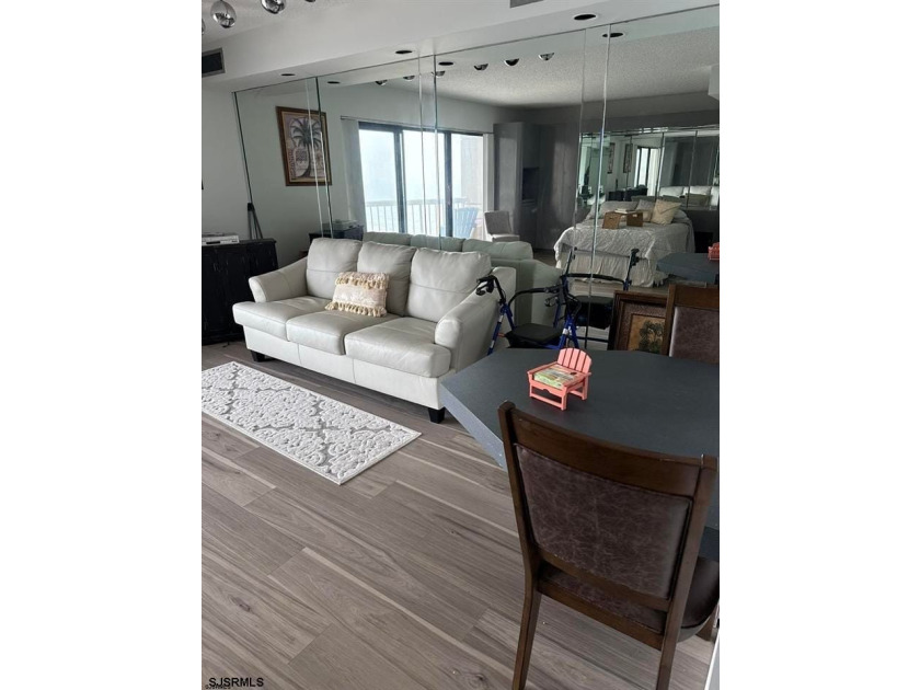 Welcome to easy coastal living in this spacious south-side - photo 4