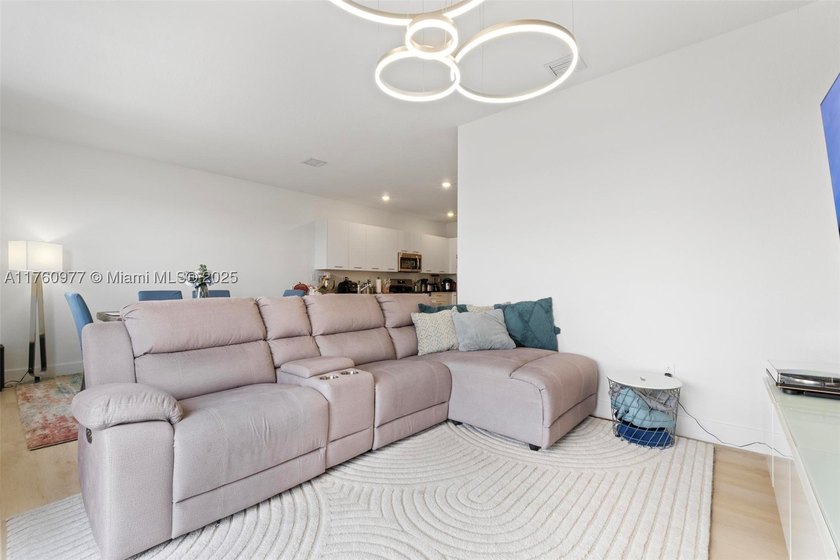 Spectacular Like-New Townhouse with 4 Bedrooms Located in a - photo 22