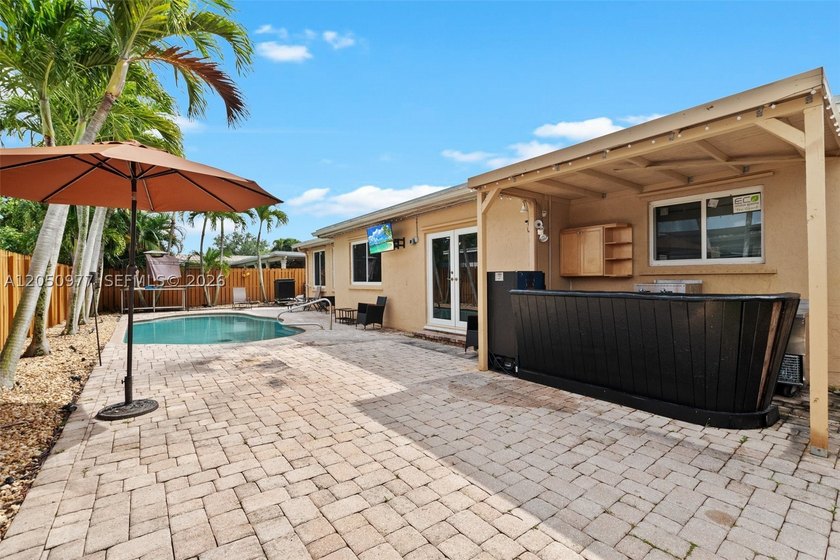 Reduced Beautifully updated 5-bedroom, 2-bathroom home with a - photo 22