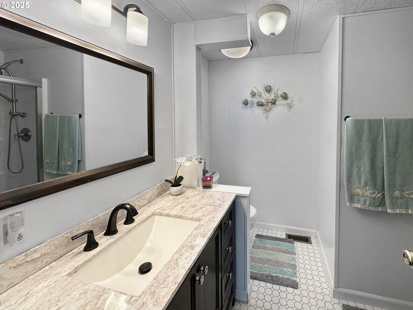 Charming, very well maintained 1,404 sq.ft. 3 Bed, 2 Bath home - photo 11