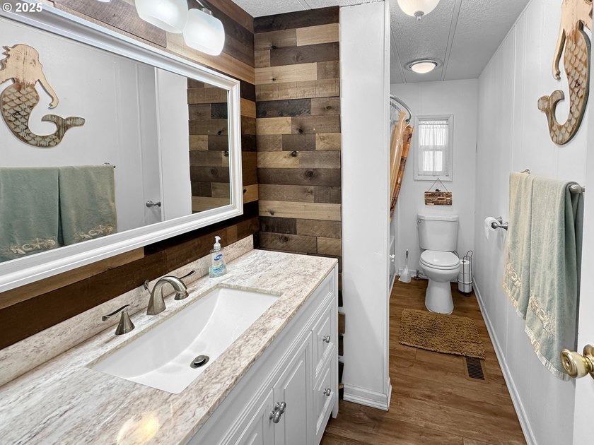 Charming, very well maintained 1,404 sq.ft. 3 Bed, 2 Bath home - photo 17