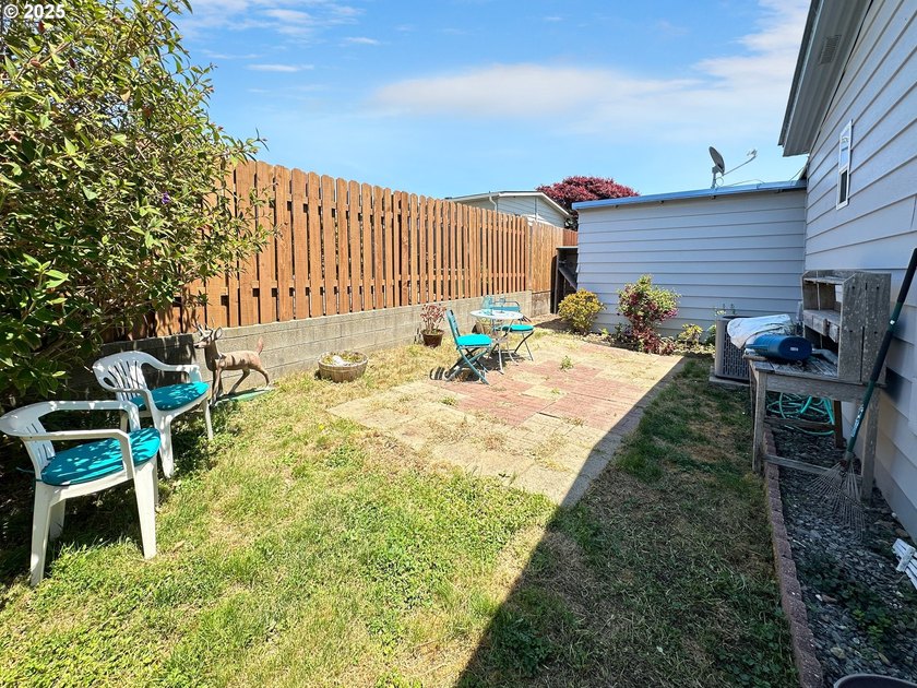 Charming, very well maintained 1,404 sq.ft. 3 Bed, 2 Bath home - photo 20