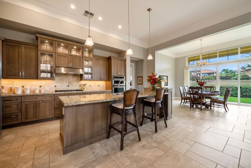 Experience true luxury in the gated community of Hokulani - photo 2