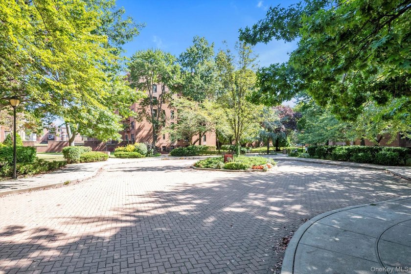 Sunny 1-Bedroom Co-op in Dara Gardens! Features a modern eat-in - photo 4