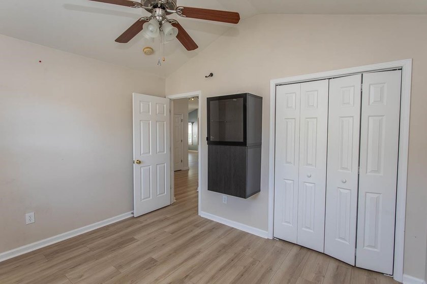 If you're searching for a stylish, updated home in Carolina - photo 10