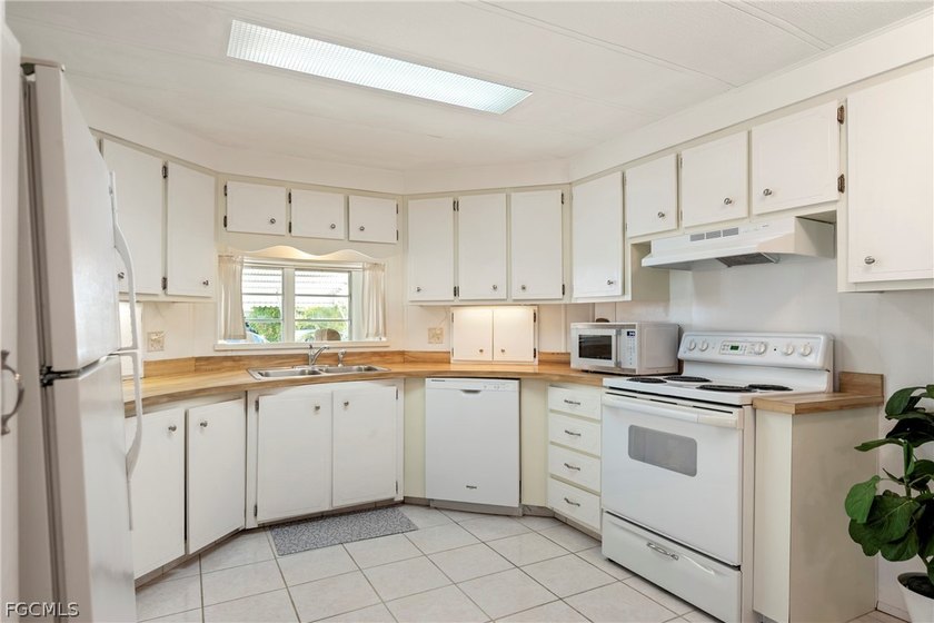 Fully furnished manufactured home in a 55+ waterfront gulf - photo 3