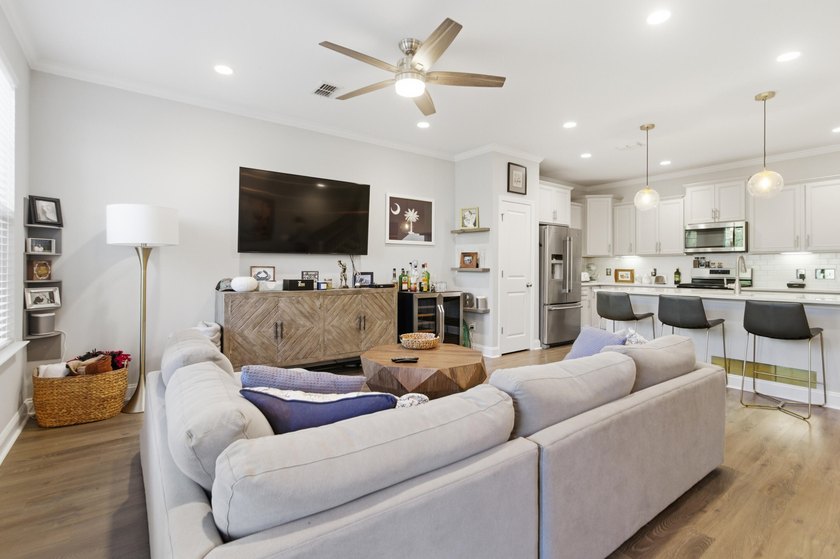 Gorgeous townhome on private pond lot less then 10 minutes to - photo 15