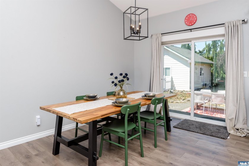 Lovely three bedroom mountain view home in the heart of - photo 23