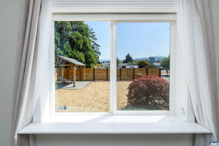 Lovely three bedroom mountain view home in the heart of - photo 31