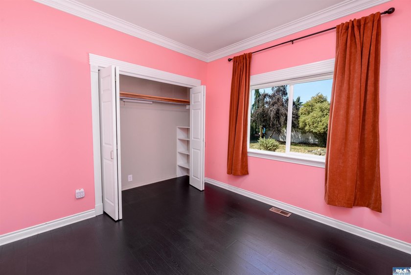 Lovely three bedroom mountain view home in the heart of - photo 34