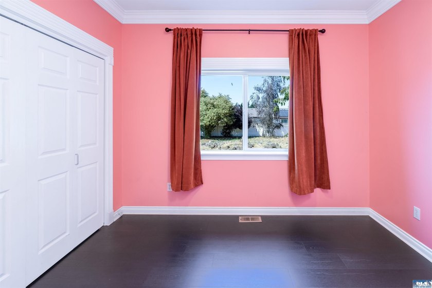 Lovely three bedroom mountain view home in the heart of - photo 35
