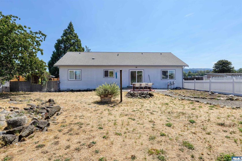 Lovely three bedroom mountain view home in the heart of - photo 38