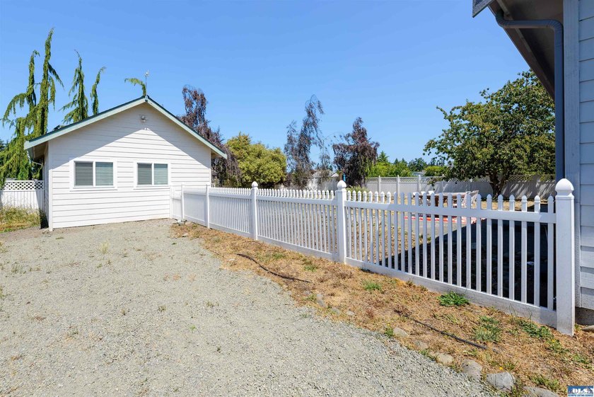 Lovely three bedroom mountain view home in the heart of - photo 41