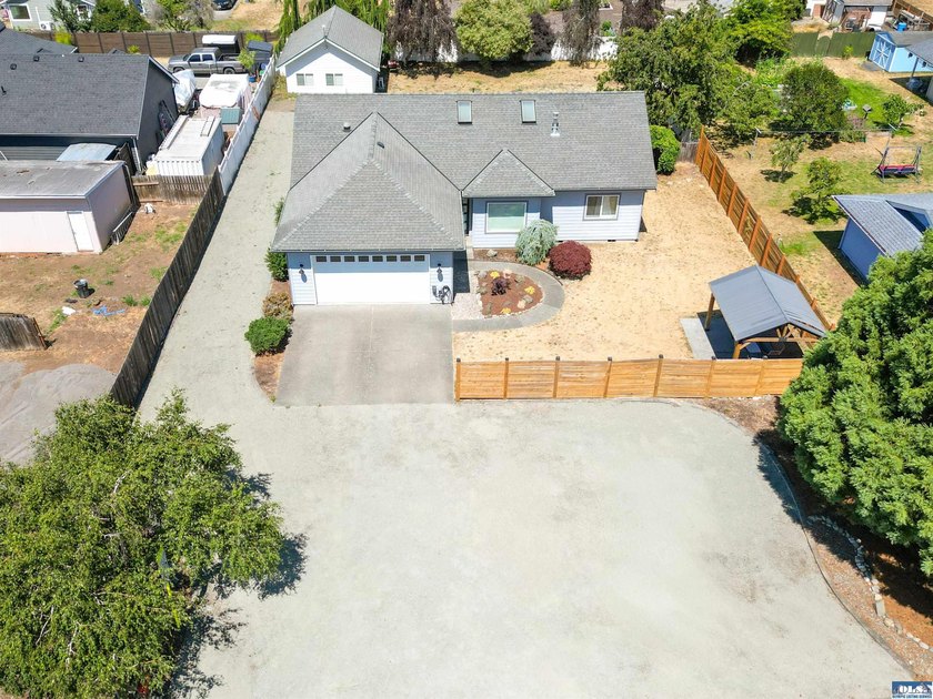 Lovely three bedroom mountain view home in the heart of - photo 46