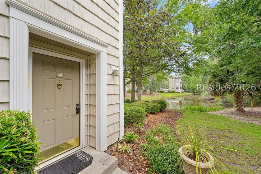 Beautifully maintained 2-bedroom, 2-bath condo offering spacious - photo 2