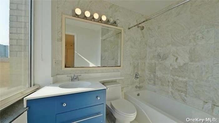 Huge 4 bedroom with 2 full bath 2 balcony, washer and dryer in - photo 6