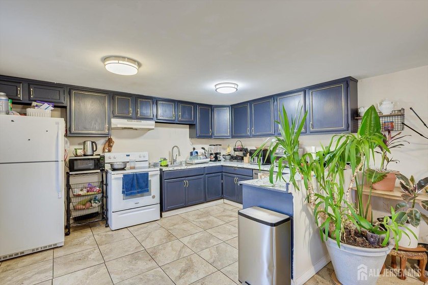 Amazing opportunity to Own a Mixed Use Building. This Beautiful - photo 14