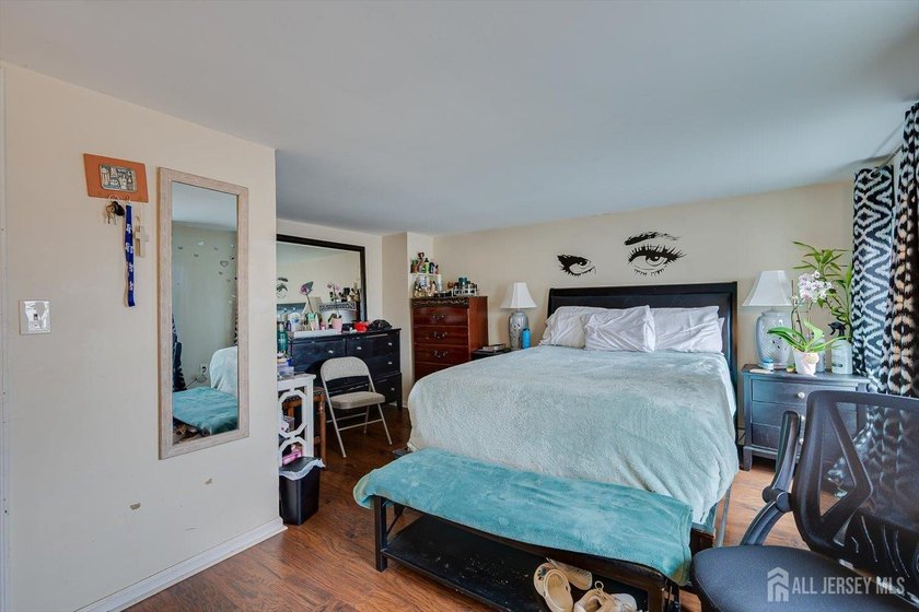 Amazing opportunity to Own a Mixed Use Building. This Beautiful - photo 20