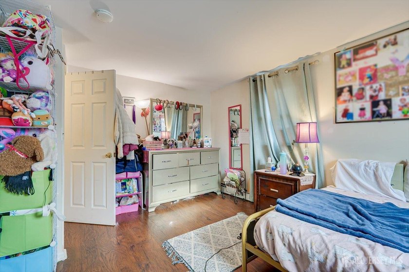 Amazing opportunity to Own a Mixed Use Building. This Beautiful - photo 27