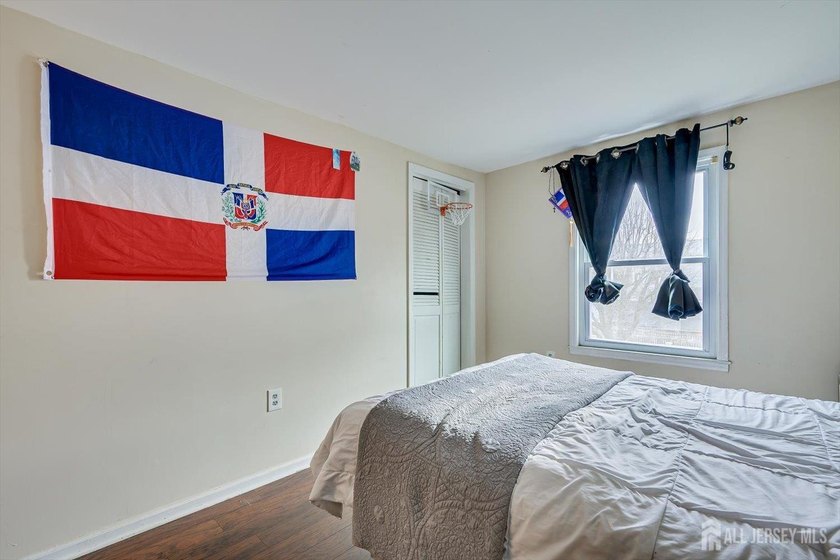 Amazing opportunity to Own a Mixed Use Building. This Beautiful - photo 29