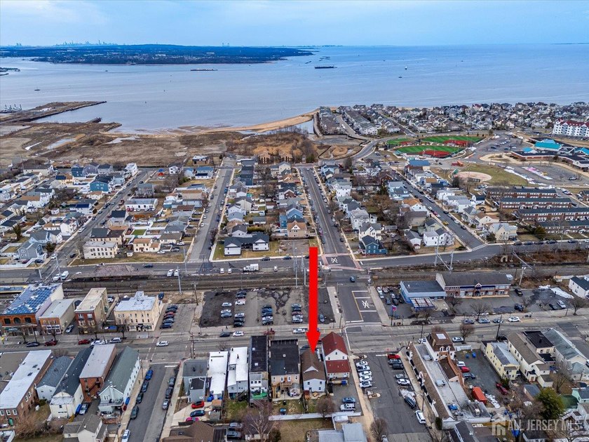 Amazing opportunity to Own a Mixed Use Building. This Beautiful - photo 35