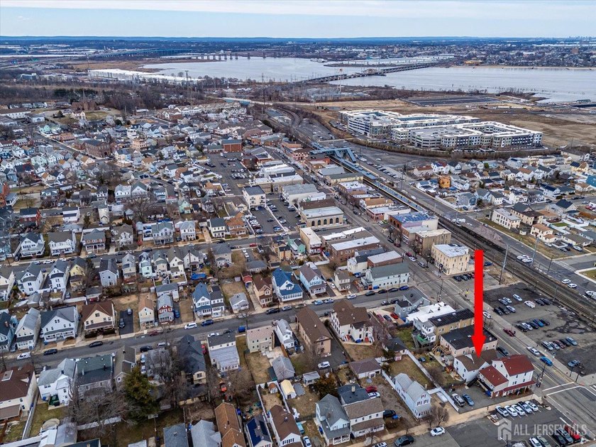Amazing opportunity to Own a Mixed Use Building. This Beautiful - photo 36
