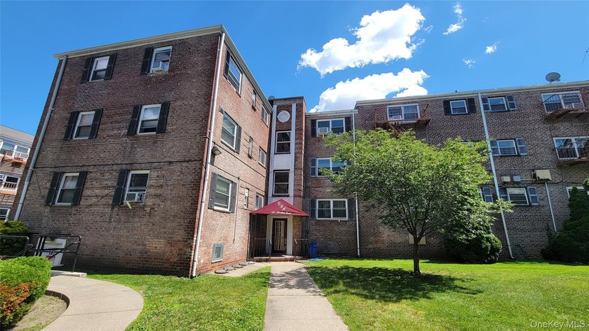 Garden style coop 3-story-brick building in the heart of Forest - photo 3