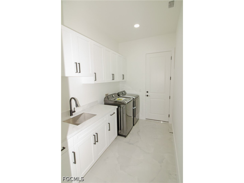Welcome to this stunning new-build (2026) home on a spacious lot - photo 28