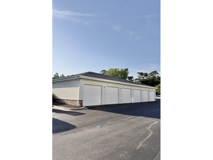 PRIVATE GARAGE IN MAGNOLIA POINTE! Perfect for residents and - photo 2