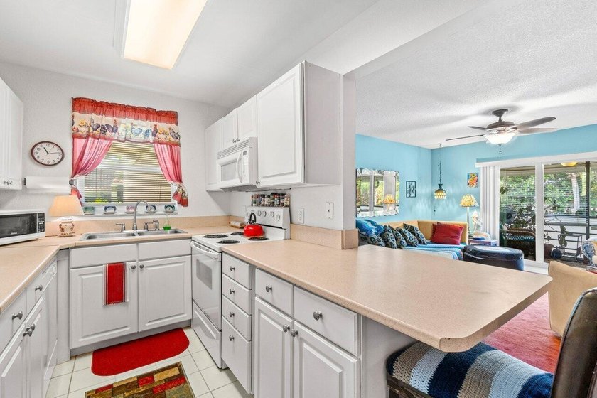 Corner unit with peaceful garden views in the all-age community - photo 3
