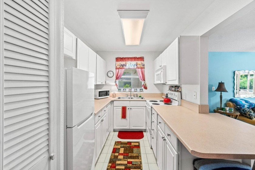 Corner unit with peaceful garden views in the all-age community - photo 7