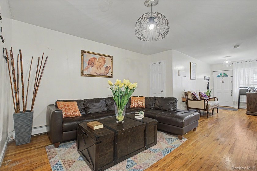2 fully occupied apartments - 3rd Floor Unit Comes Vacant. $6 - photo 4
