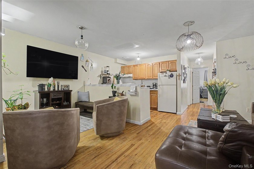 2 fully occupied apartments - 3rd Floor Unit Comes Vacant. $6 - photo 5