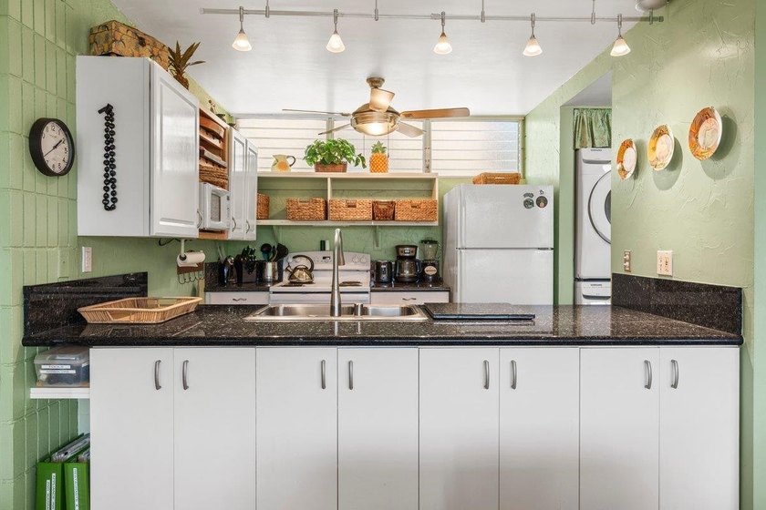 Welcome to B-201, a spacious 1,048 sq. ft. 2-bedroom, 2-bath - photo 5