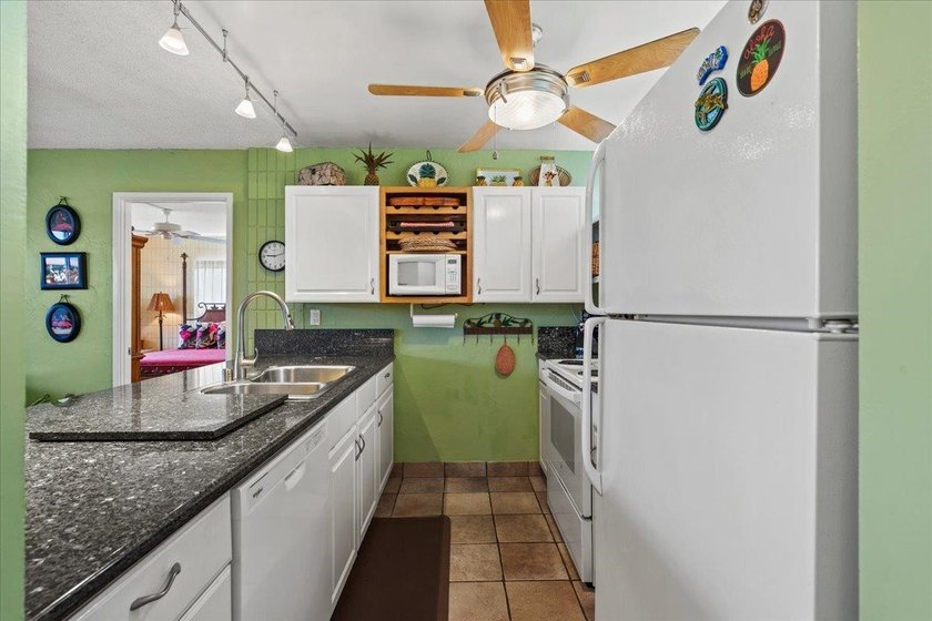 Welcome to B-201, a spacious 1,048 sq. ft. 2-bedroom, 2-bath - photo 10