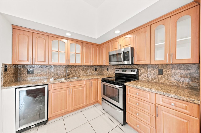 Beautiful corner townhome located in Devon-Aire Villas in - photo 11