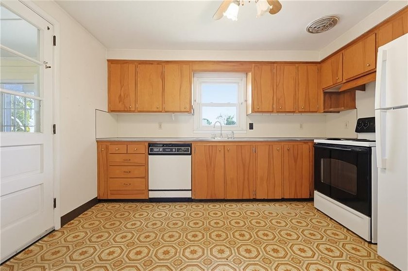 Welcome to 145 Glenwood Drive in desirable North Kingstown. This - photo 11