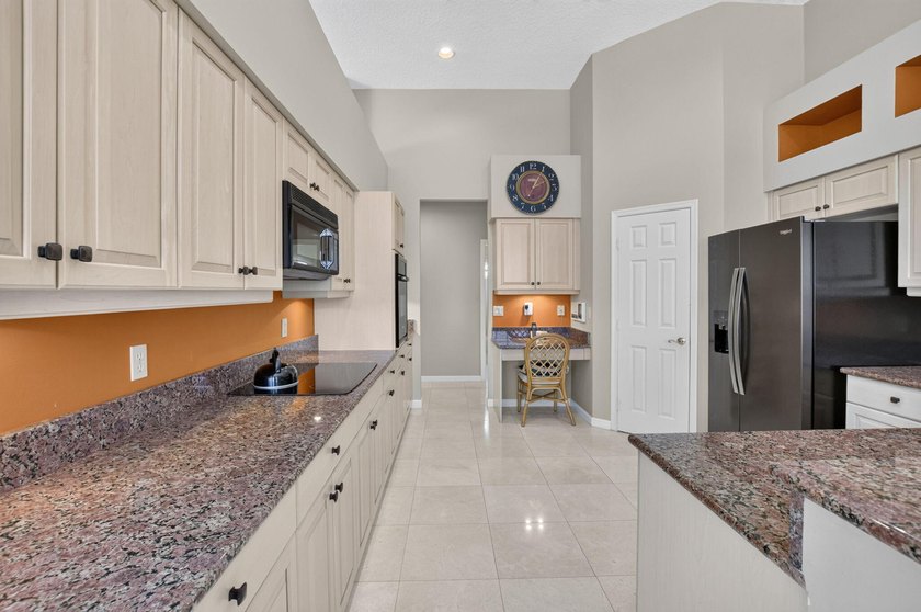 Welcome home to one of Aberdeen Country Clubs magnificent Estate - photo 25