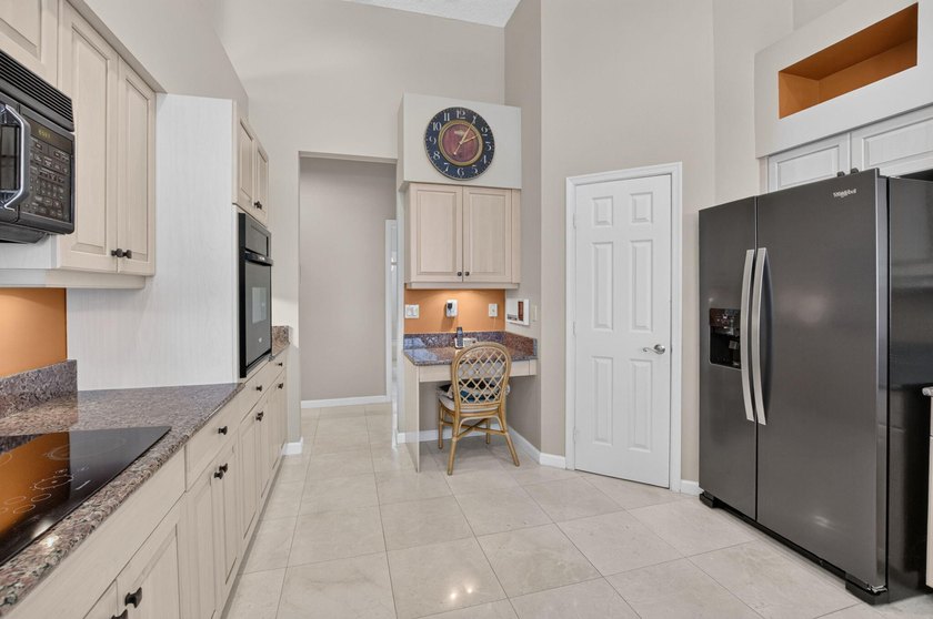 Welcome home to one of Aberdeen Country Clubs magnificent Estate - photo 26