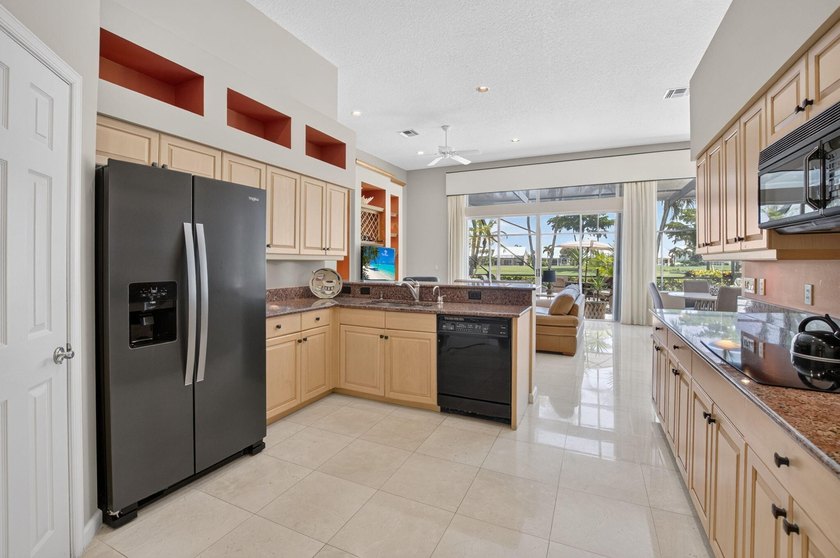 Welcome home to one of Aberdeen Country Clubs magnificent Estate - photo 28