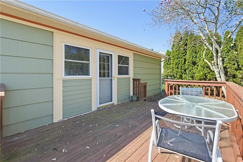 Welcome to 145 Glenwood Drive in desirable North Kingstown. This - photo 32