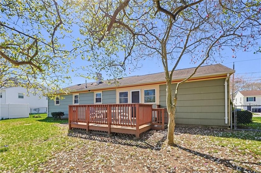 Welcome to 145 Glenwood Drive in desirable North Kingstown. This - photo 35
