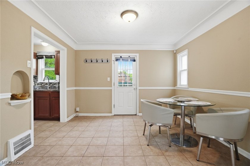 A Home That's Ready for Its Next Chapter There's something about - photo 7