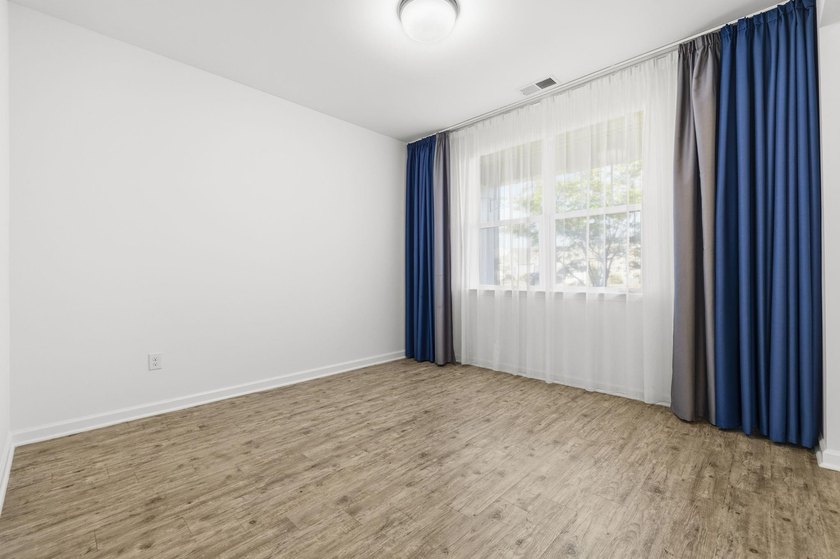 Absolutely beautiful and meticulously maintained 4 bedroom 2.5 - photo 9