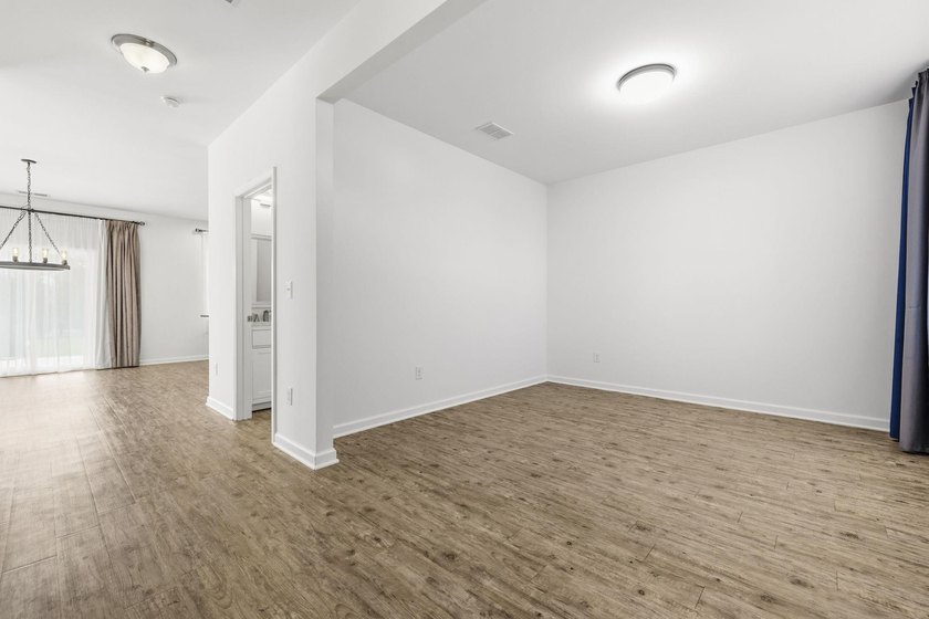 Absolutely beautiful and meticulously maintained 4 bedroom 2.5 - photo 10
