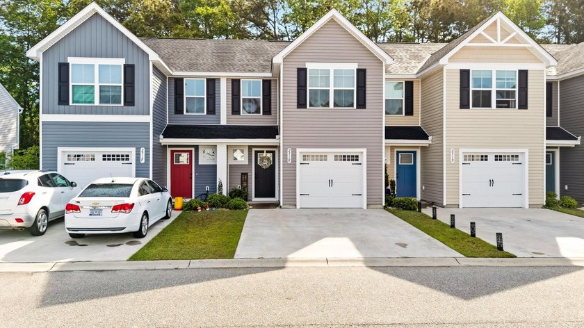 Welcome to this beautifully maintained 3-bedroom, 2.5-bathroom - photo 2