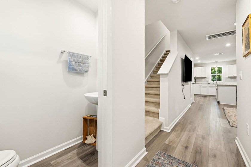 Welcome to this beautifully maintained 3-bedroom, 2.5-bathroom - photo 4