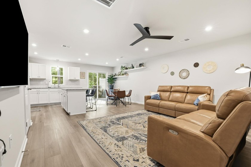 Welcome to this beautifully maintained 3-bedroom, 2.5-bathroom - photo 5